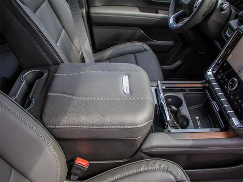 New 2025 GMC Yukon XL Denali image 16