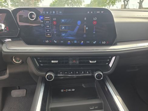 Used 2025 Chevrolet Suburban Z71 AWD/4WD image 19