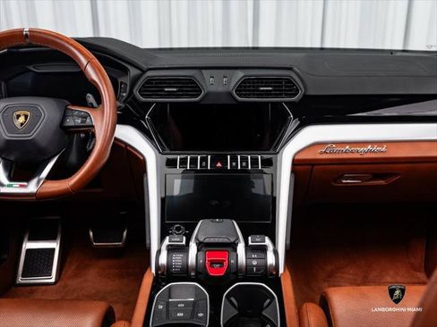 Used 2021 Lamborghini Urus AWD/4WD image 33