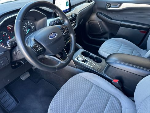 Used 2022 Ford Escape SE w/ SE Sport Appearance Package image 9
