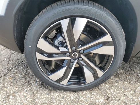 Used 2025 Volvo XC40 B5 Plus w/ Protection Package Premier image 27