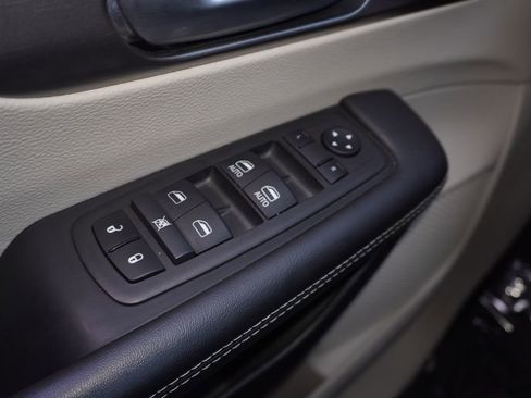 Used 2024 Chrysler Pacifica Touring-L FWD image 17