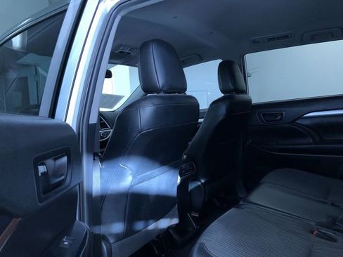Used 2019 Toyota Highlander Plus w/ Phone Cable & Charge Package image 21