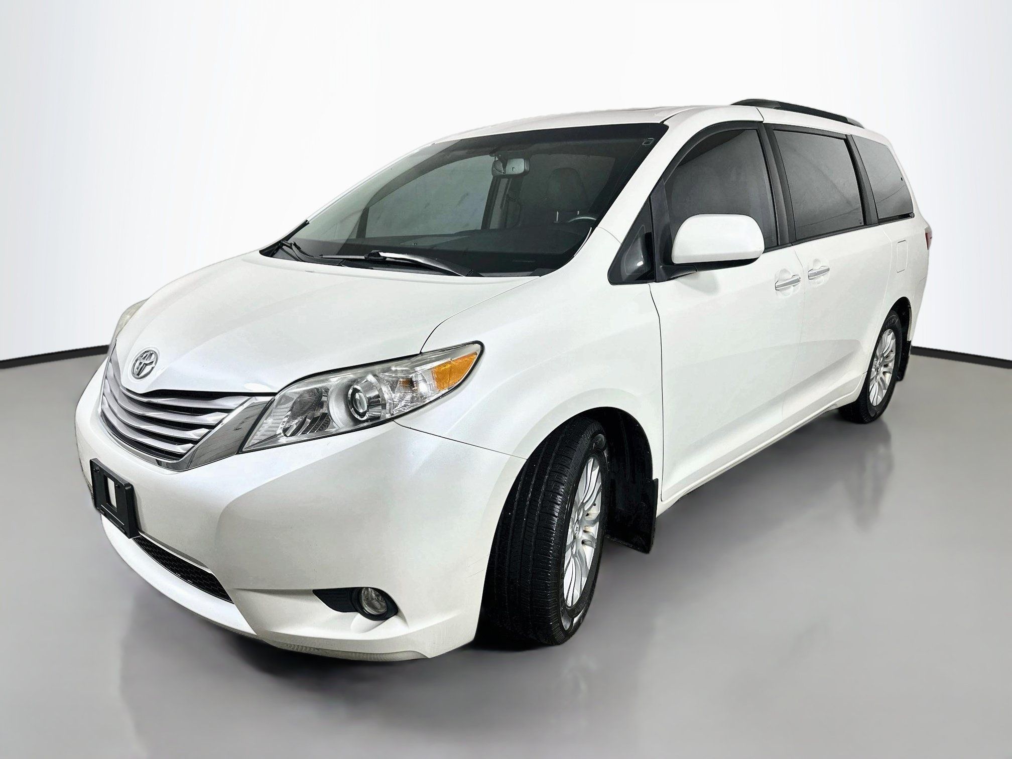 Used 2017 Toyota Sienna XLE Premium FWD image 3