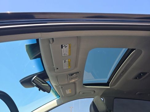 Used 2022 Kia Niro EX Premium image 3