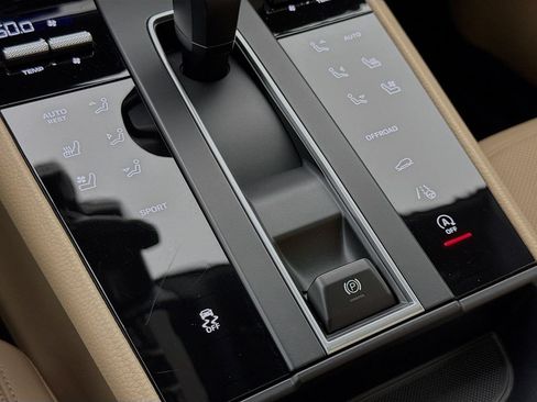 Certified 2025 Porsche Macan AWD/4WD image 22