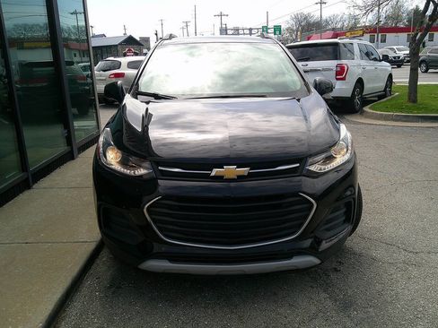Used 2019 Chevrolet Trax LT w/ LT Convenience Package FWD image 3