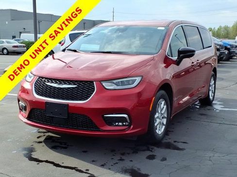 New 2026 Chrysler Pacifica Select FWD image 2