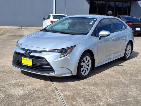 Used 2026 Toyota Corolla LE FWD image 3