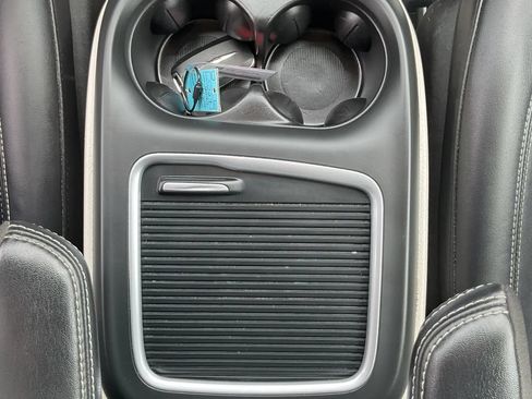 Used 2024 Chrysler Pacifica Touring-L FWD image 16