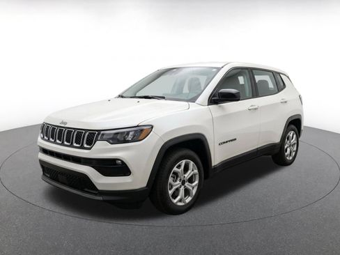 Used 2025 Jeep Compass Latitude AWD/4WD image 3
