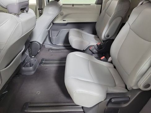 Used 2024 Toyota Sienna XLE FWD image 12