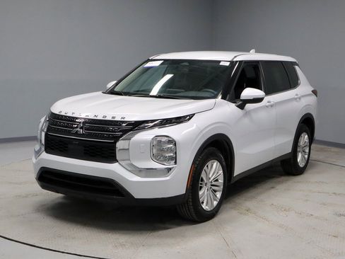 Used 2024 Mitsubishi Outlander ES image 6