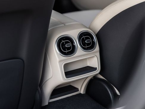 Used 2025 Mercedes-Benz C 300 Sedan image 33