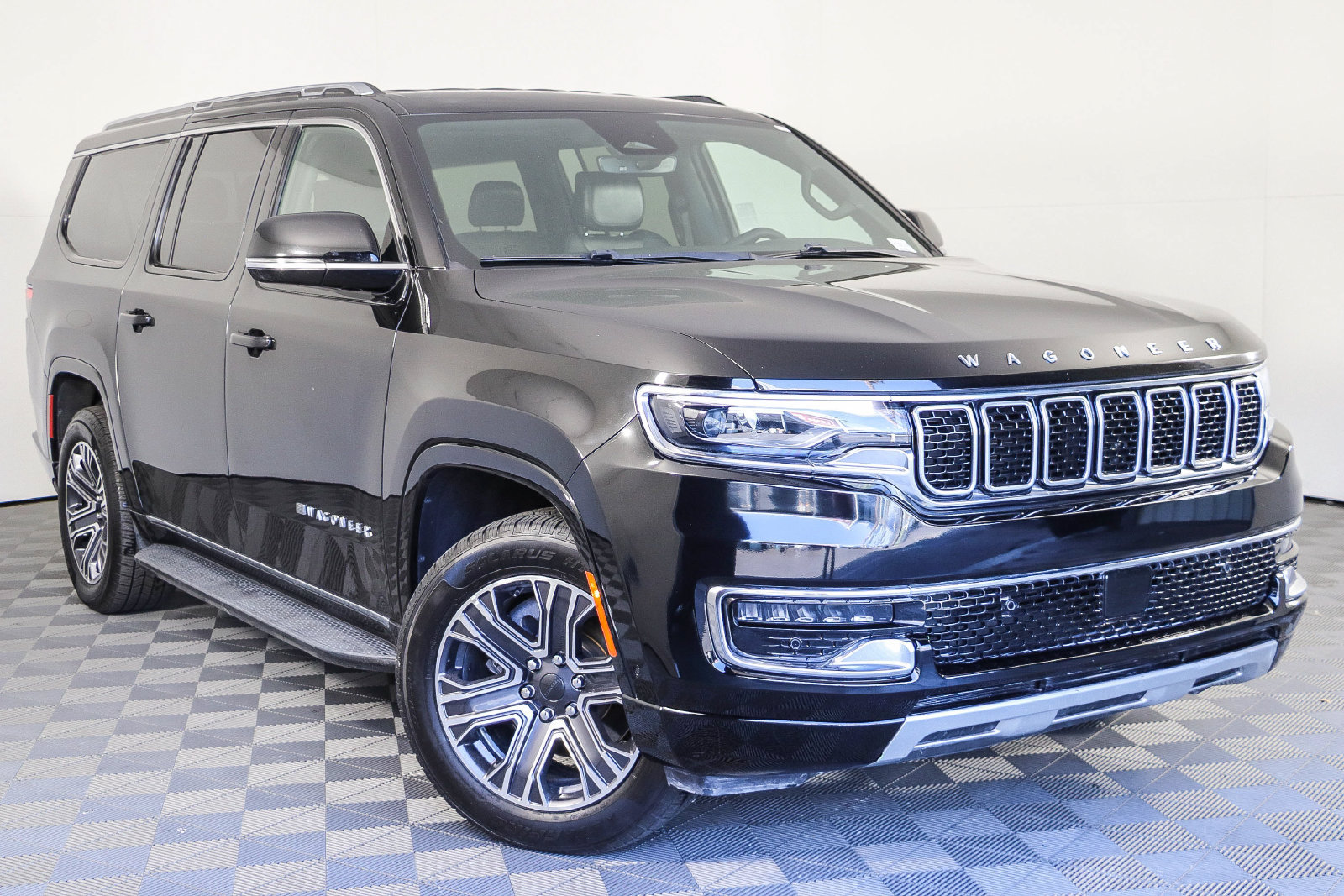 Used 2024 Jeep Wagoneer L Series II w/ Flexible Seating Group AWD/4WD image 1