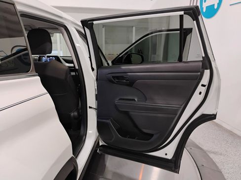 Used 2021 Toyota Highlander L image 26