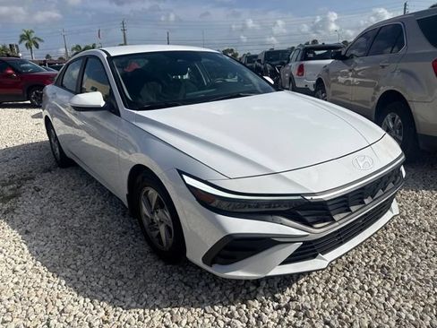Certified 2024 Hyundai Elantra SE FWD image 3