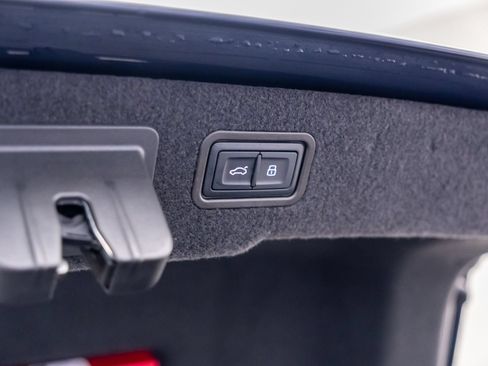 Used 2025 Audi S8 AWD/4WD image 33