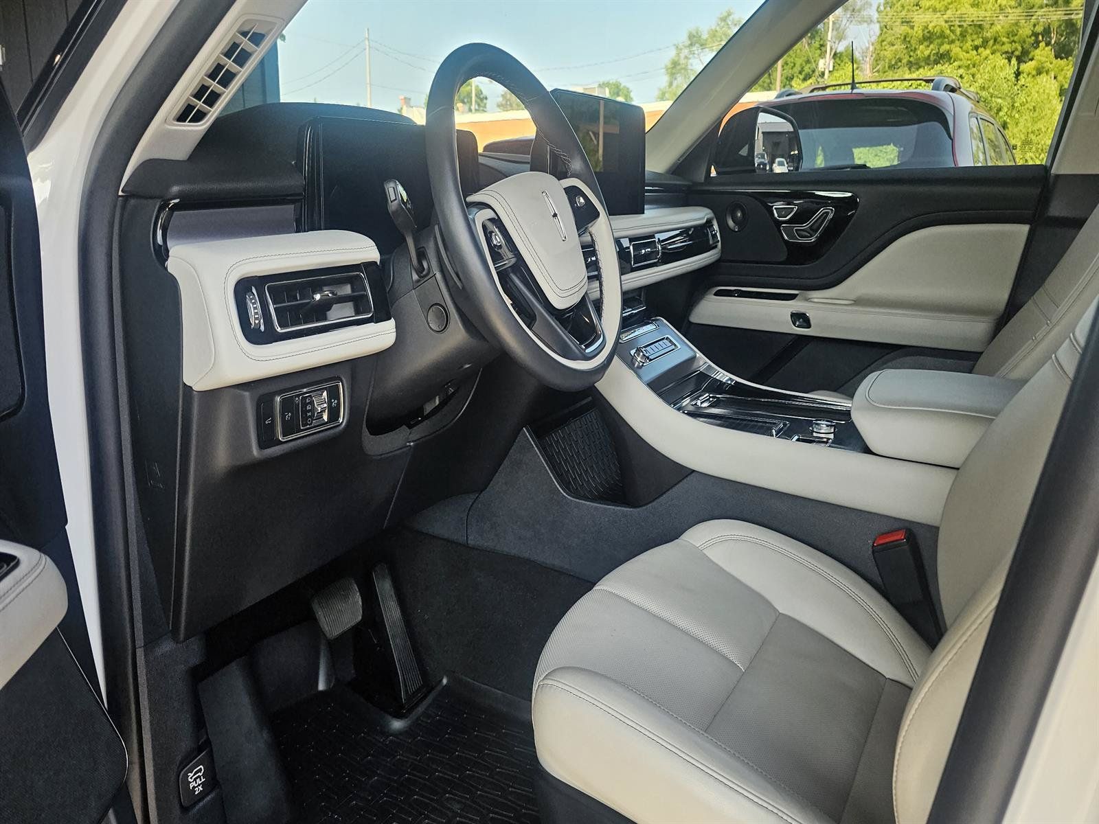 Used 2025 Lincoln Aviator 2WD w/ Jet Appearance Package image 5