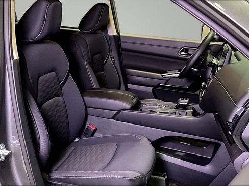 Used 2025 Nissan Pathfinder S image 28