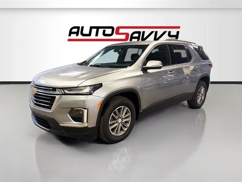 Used 2023 Chevrolet Traverse LT image 3