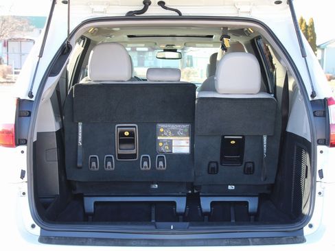 Used 2019 Toyota Sienna Limited image 27