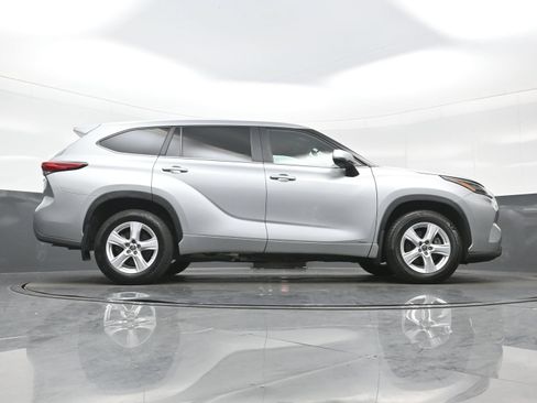 Used 2023 Toyota Highlander LE AWD/4WD image 31