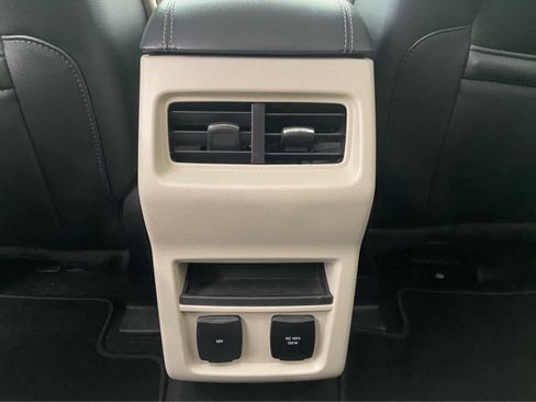 Used 2019 Ford Edge Titanium image 17