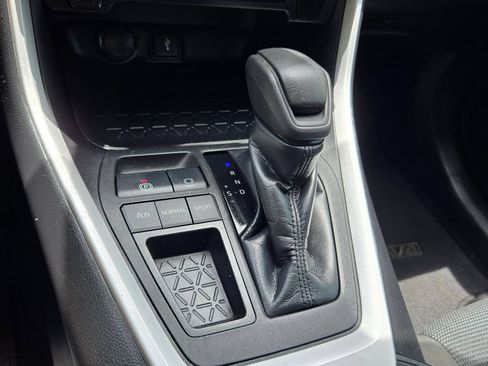 Used 2021 Toyota RAV4 LE FWD image 18
