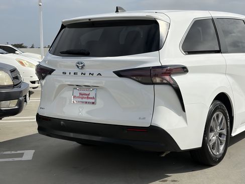 Certified 2025 Toyota Sienna LE FWD image 4