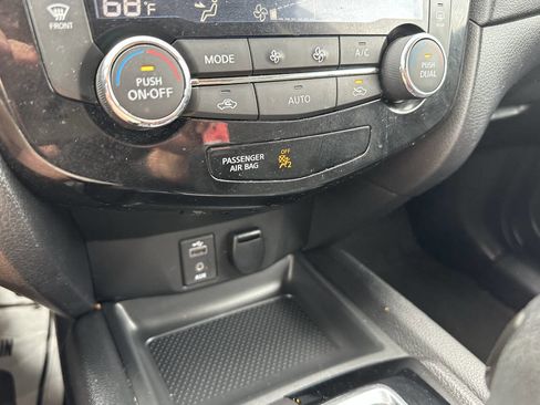 Used 2017 Nissan Rogue SV w/ SV Premium Package FWD image 15