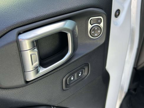 Used 2018 Jeep Wrangler Unlimited Sahara image 17