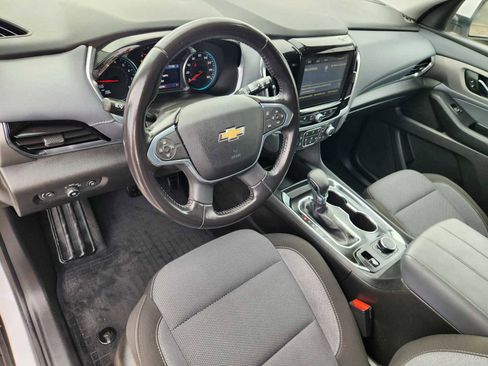Used 2021 Chevrolet Traverse LT image 2