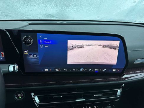 Used 2025 Chevrolet Traverse Z71 image 31