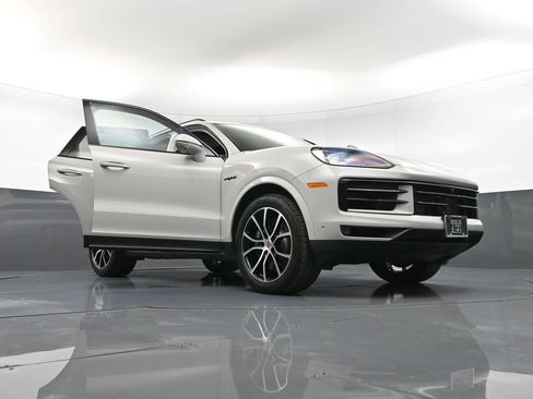 Certified 2026 Porsche Cayenne E-Hybrid AWD/4WD image 37