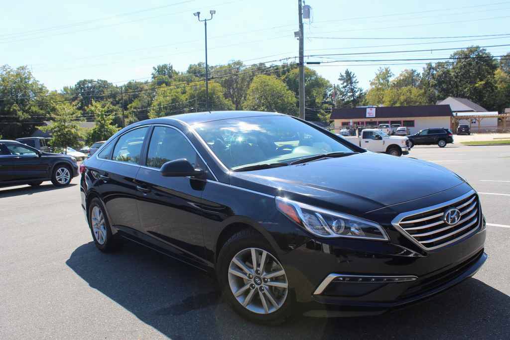Used 2015 Hyundai Sonata SE w/ Option Group 09 FWD image 3
