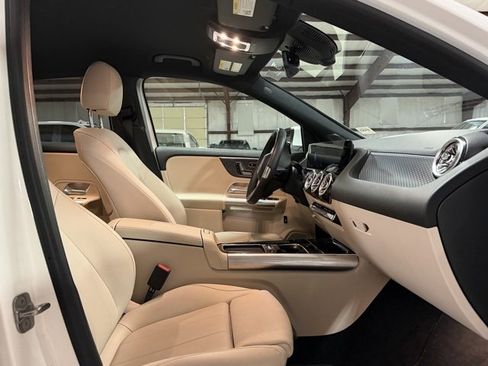 Used 2025 Mercedes-Benz GLA 250 4MATIC image 11