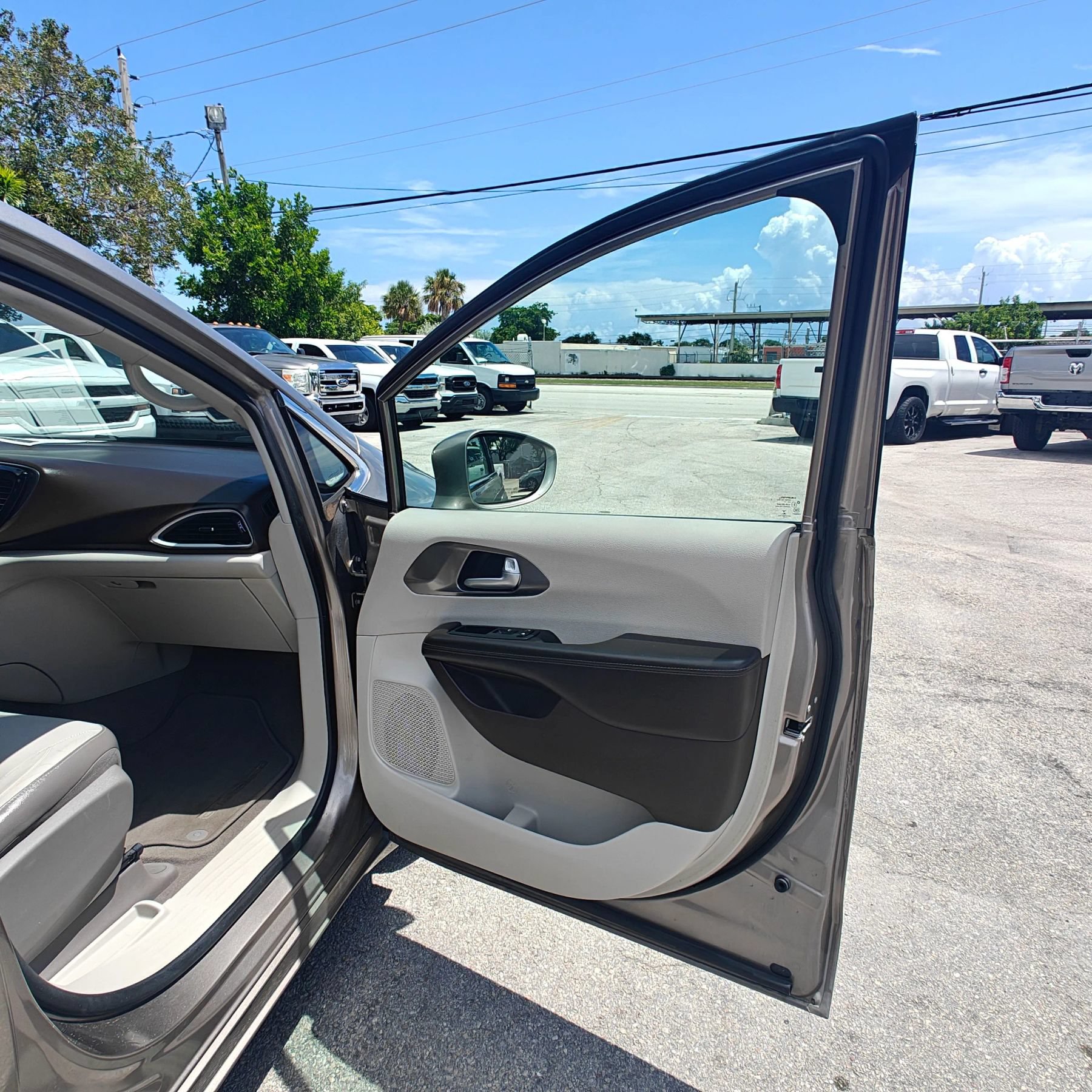 Used 2017 Chrysler Pacifica Touring-L FWD image 13