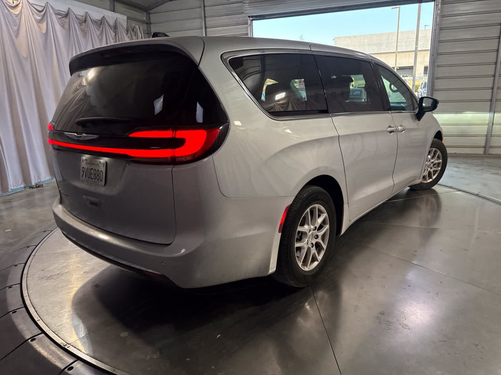 Used 2024 Chrysler Pacifica Touring-L FWD image 5