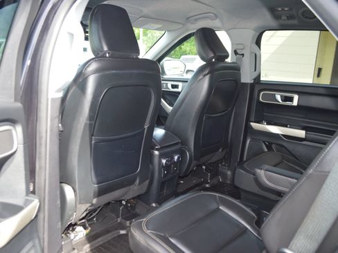 Used 2020 Ford Explorer XLT w/ Equipment Group 202A AWD/4WD image 17
