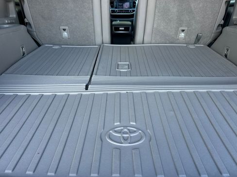 Used 2019 Toyota Highlander XLE image 17