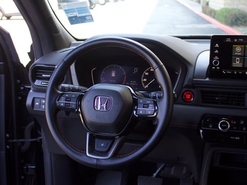 Used 2025 Honda Pilot TrailSport image 17