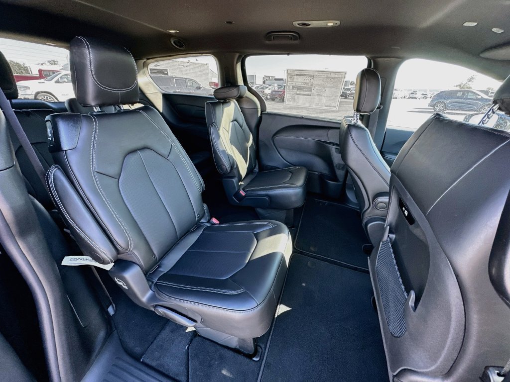 New 2027 Chrysler Pacifica Select AWD/4WD image 34