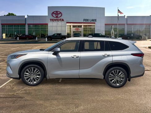 Used 2021 Toyota Highlander Platinum AWD/4WD image 2