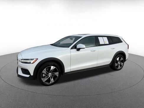 Used 2025 Volvo V60 B5 Cross Country Plus image 8