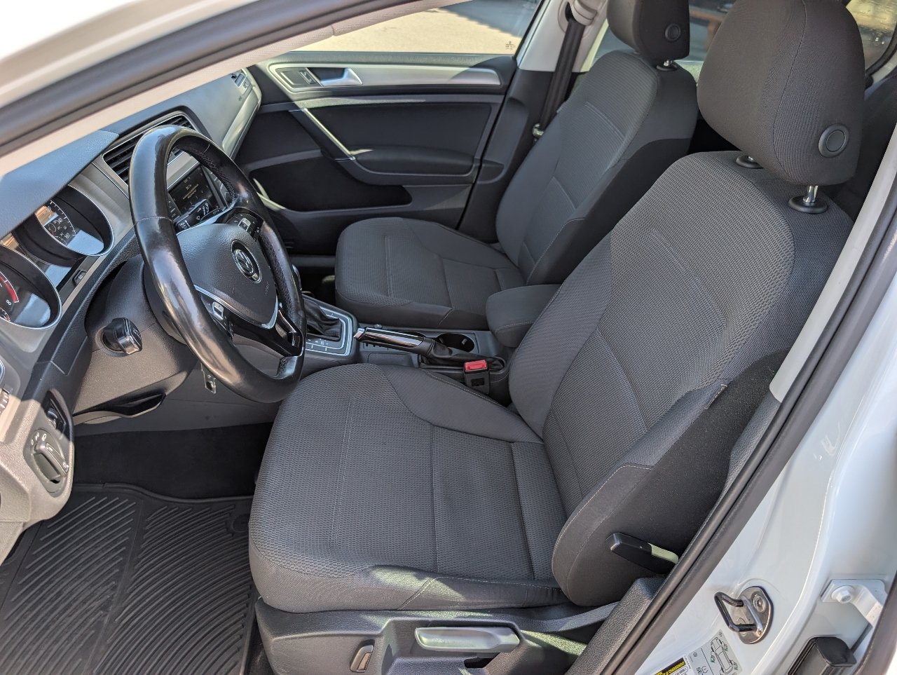 Used 2016 Volkswagen Golf S FWD image 2