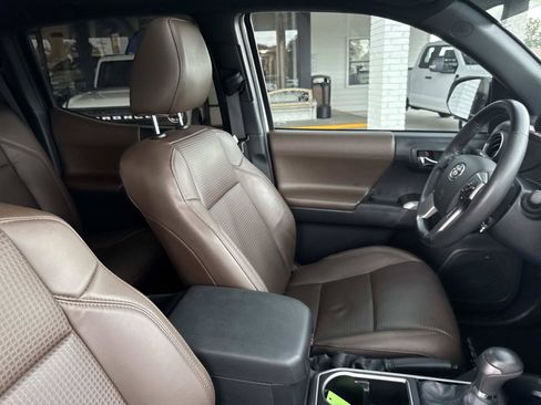 Used 2022 Toyota Tacoma Limited AWD/4WD image 10