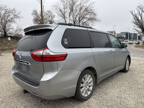 Used 2015 Toyota Sienna Limited Premium image 3