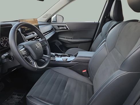Used 2025 Mitsubishi Outlander SE image 13