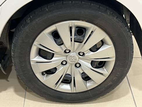 Used 2012 Toyota Yaris L FWD image 4